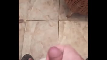 Gordo gozando no banheiro
