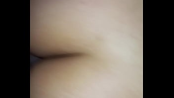 Haciendo doble penetraci&oacute_n dp con mi amigo y mi esposa. El pene se sale y lo volvemos a meter en su vagina. Le damos palmadas en su culo.