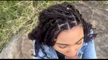 manando escondido na praia