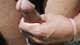 若いインド人のソロ男はタイトなお尻を乱暴に拳で突かれ、指で弄られる