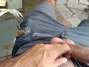 Batendo punheta e fumando um baseado no jardim