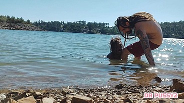 MAMEI O PAU DO TATUADO DENTRO DE ÁGUA NA FRENTE DE TODOS OS TURISTAS QUE PASSEAVAM DE BARCO AO FINAL DA TARDE