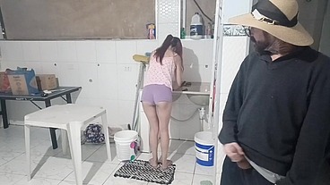 Se arrisca se masturbar para inquilina lavando roupa e foi pego!