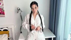 Quinn Liden Horny Cam Girl Rubs Her Wet Pussy