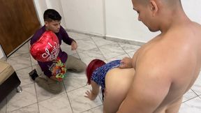 novio le trajo un regalo romantico a su novia y la encontro follando con su mejor amigo el dia de san valentin ntr netorare