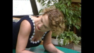 Sexo oral, ejaculação, sexo a três, foda, punheta &#8211; A MILF gostosa de peitões, Kerstin Niemann, de meias, levando uma punhetada no cu do Steve Holmes, que tem um pau enorme.