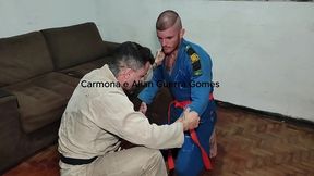 professor e aluno de luta batendo uma punheta juntos
