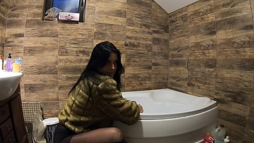 MilfyCalla- Pee play in bathtub while wearing a fur coat and pantyhose 198