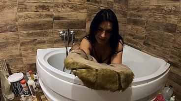 MilfyCalla- Pee play in bathtub while wearing a fur coat and pantyhose 198