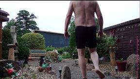 Dicker Mann im Vorgarten
