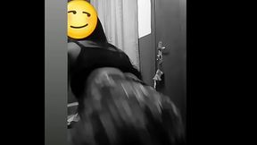 Novinha dan&ccedil_ando de shortinho apertado