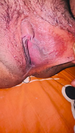 Show hairy pussy and giving blowjob