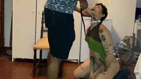 uma submissa bem treinada saboreando meus pes