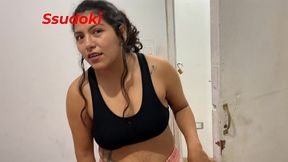 le digo que le hare su revision de prostata, y termino metiendo mis dedos en su vagina y culo, me encanto hacerle el amor