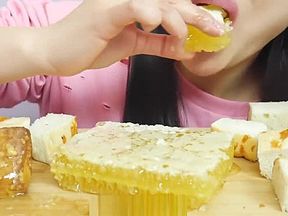 ASMR - EATING HONEYCOMB!