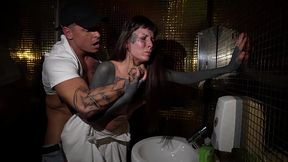 The girl was divorced for intimacy and fucked in a nightclub