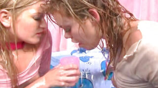 Film hardcore con le lesbiche americane amatoriali con piccole tette Gia Paloma e Heather Gables che si masturbano