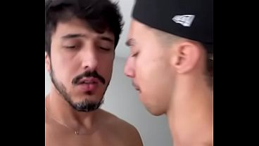 Babando gostoso e cuspindo no pau do professor de jiu jitso