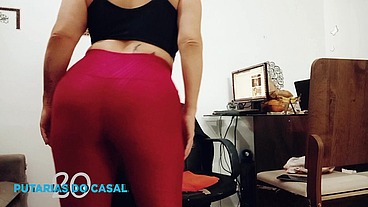 Loira dançando