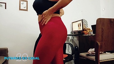 Loira dançando