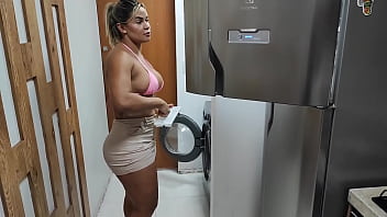 My stepmother got stuck in the washing machine, and I took the opportunity to fuck that tight ass and fill it with cum. Vagninho e Luna Oliveira