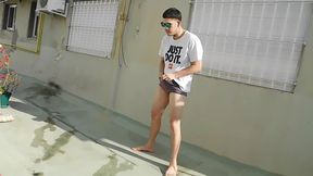 tomando sol en la terraza el pibe que barria me coje el culo y me llena la espalda de leche
