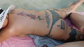 tomando sol en la terraza el pibe que barria me coje el culo y me llena la espalda de leche