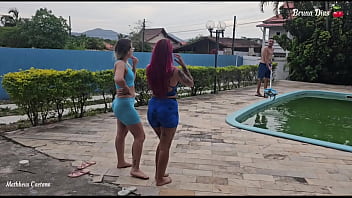 Piscineiro estava fazendo seu trabalho e chegou uma loira e uma ruiva e chamaram ele para tomar um Ch&aacute_ de Buceta, safado tirou a sorte grande e fodeu elas com for&ccedil_a (Completo no Sheer e Red)