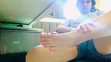 Afeminado trabalha com tesão exibe seus pés e pernas e tenta bater uma escondida parte 1