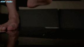 Blonde 's big powerful soles crush tiny ! Part 2 - MP4