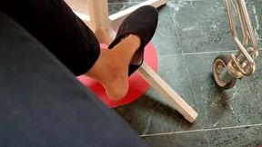 Shoeplay and dangling with light summer shoes (avi)