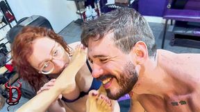 casal dominador relaxando enquanto dois escravos submissos lambem seus pes sujos