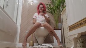 FRONT ROW TOILET VOYEUR – PEE, DAILY BATHROOM ROUTINE & STRONG TOILET SMELL
