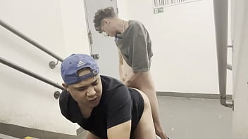 SEXO EM P&Uacute_BLICO. MACHOS FODEM ARDENTEMENTE NAS ESCADAS DE EMERG&Ecirc_NCIA (TEASER)