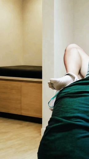 Istri nakal berhijab ini ngebiarin bosnya jilat memek beceknya di kantor   Clip 1