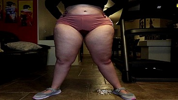 Milah ROmanovs pissing booty shorts & twerking