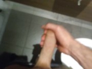 Paja rápida en el baño del gimnasio POV