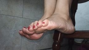 Vannesa lets her feet and fingertips show very closely (7)