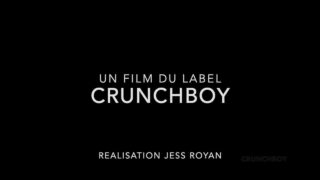 Trio hardcore all'aperto senza preservativo: la tatuata francese amatoriale Jess Royan viene riempita di sperma da Roman Tik e Santiago Rodriguez