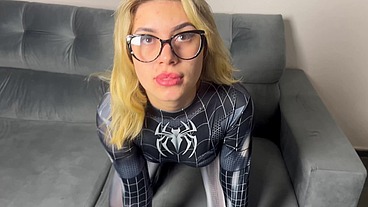 Fudendo a loira aranha plugada