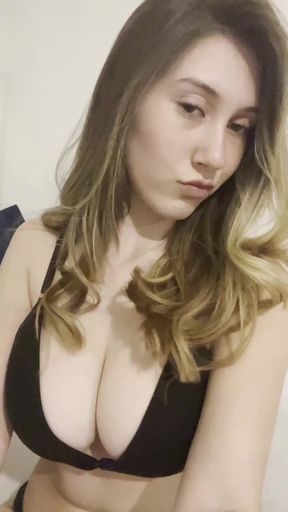 Teen onlyfan shows off her tits