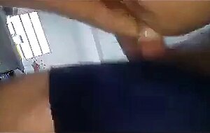 Com dois moleques que conhece  no paredao
