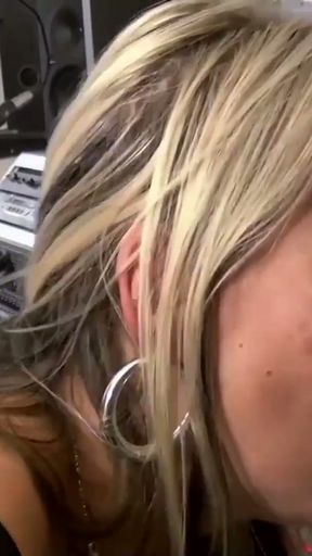 Julia Pink im Tonstudio anal zerfickt   Clip 3