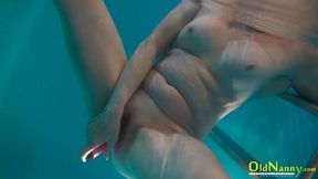 Short-haired mature Jitka plays with her hairy pussy underwater