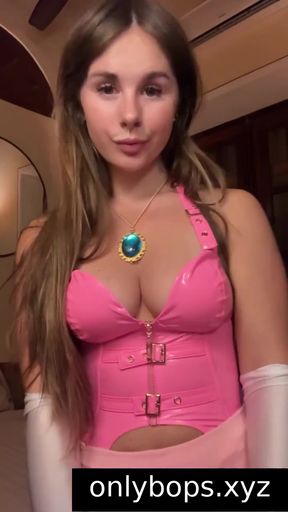 Amateur celebrity teen exposes her body on OnlyFans