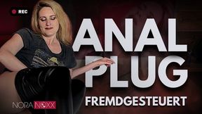 Mit Analplug auf dem Balkon: Fremd gesteuert und geil gemacht