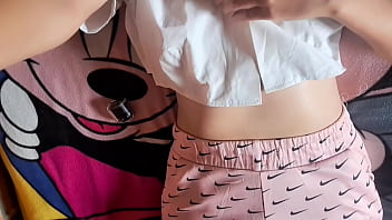 &iexcl_Estoy TAN CALIENTE por esta mesa! &iexcl_Orgasmo intenso! Porno gratis de frotamiento de co&ntilde_o