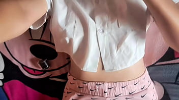 &iexcl_Estoy TAN CALIENTE por esta mesa! &iexcl_Orgasmo intenso! Porno gratis de frotamiento de co&ntilde_o