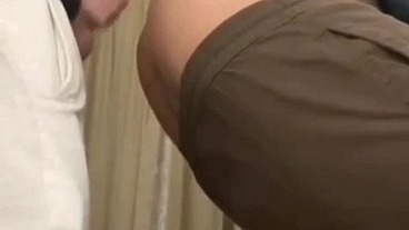 Boquete e foda no provador da loja de roupas