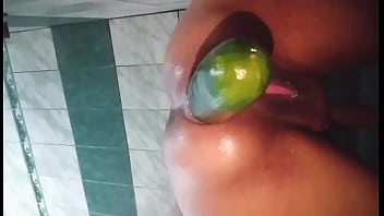 Rico como sale el pepino de mi culo, quieres intentarlo metermelo.